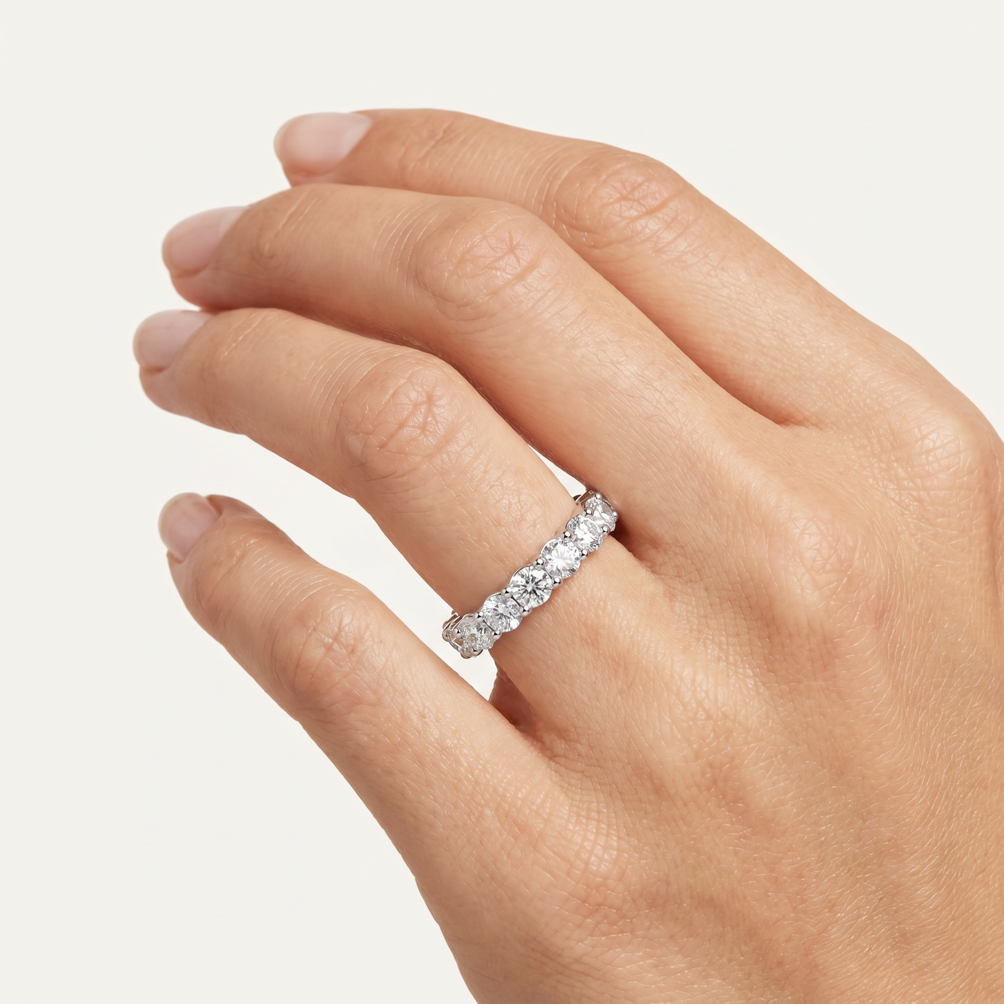 _lifestyle_image@SKU:T2986-NADR0198000PL #metal_platinum+origin_lab-grown+quality_ef-vs2+