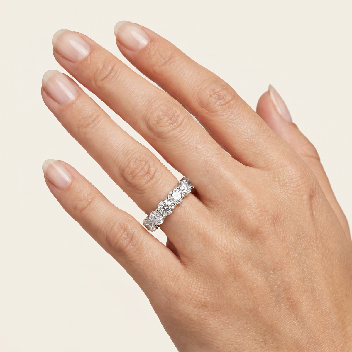 _lifestyle_image@SKU:T2986-NADR0518000PL #metal_platinum+origin_lab-grown+quality_ef-vs2+