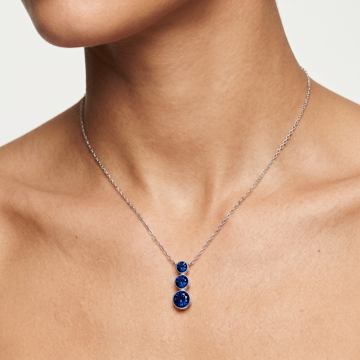 _lifestyle_image@SKU:P0209-BSGR0049000DW #metal_silver+origin_lab-created