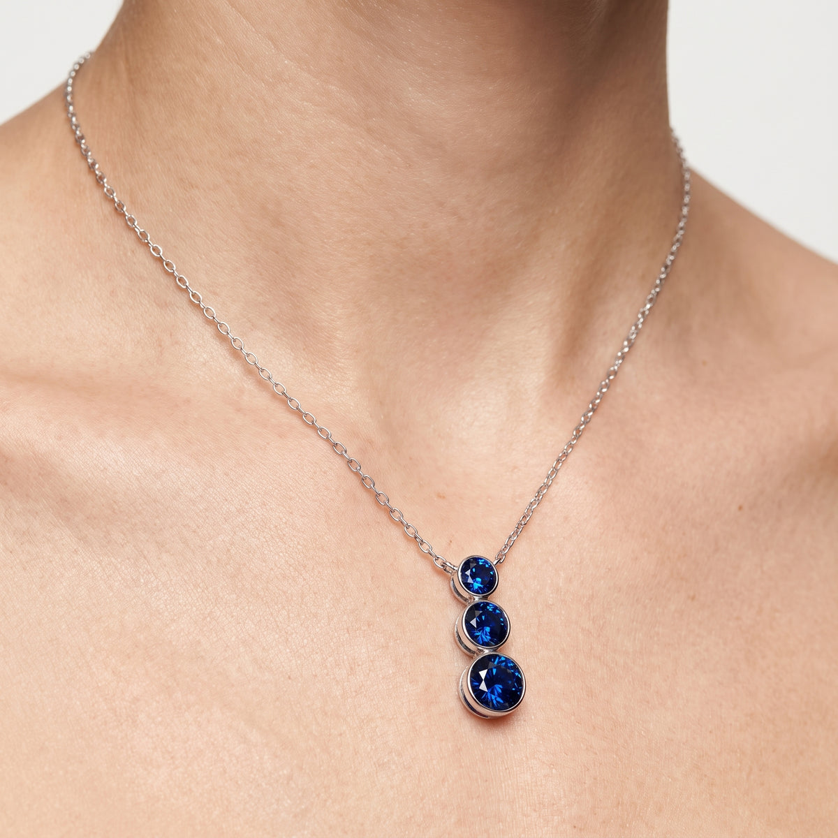 _lifestyle_image@SKU:P0209-BSGR0200000DW #metal_silver+origin_lab-created