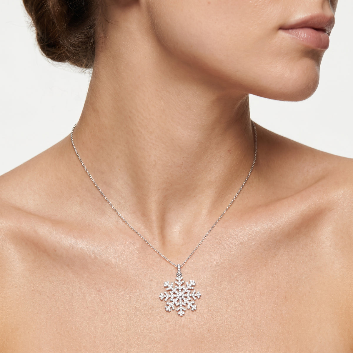 _lifestyle_image@SKU:P0804-LADR00750004W #metal_10k-white-gold+origin_lab-grown+quality_g-si