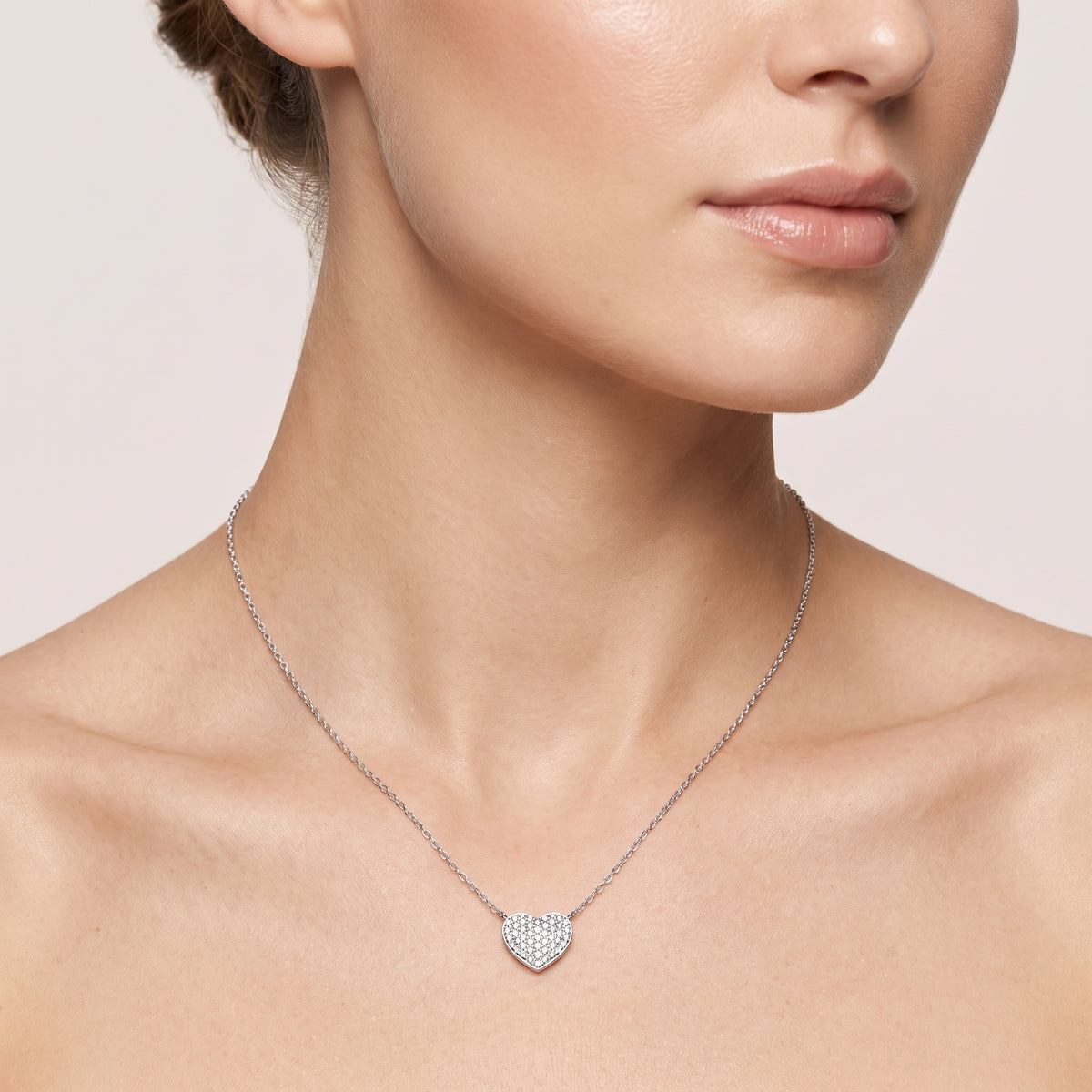 _lifestyle_image@SKU:P1090-LADR00250004W #metal_10k-white-gold+origin_lab-grown+quality_g-si