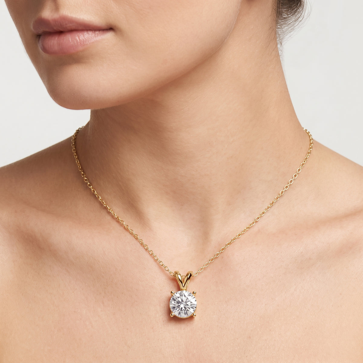 _lifestyle_image@SKU:P1152-LADR01000004Y #metal_10k-yellow-gold+origin_lab-grown+quality_g-si