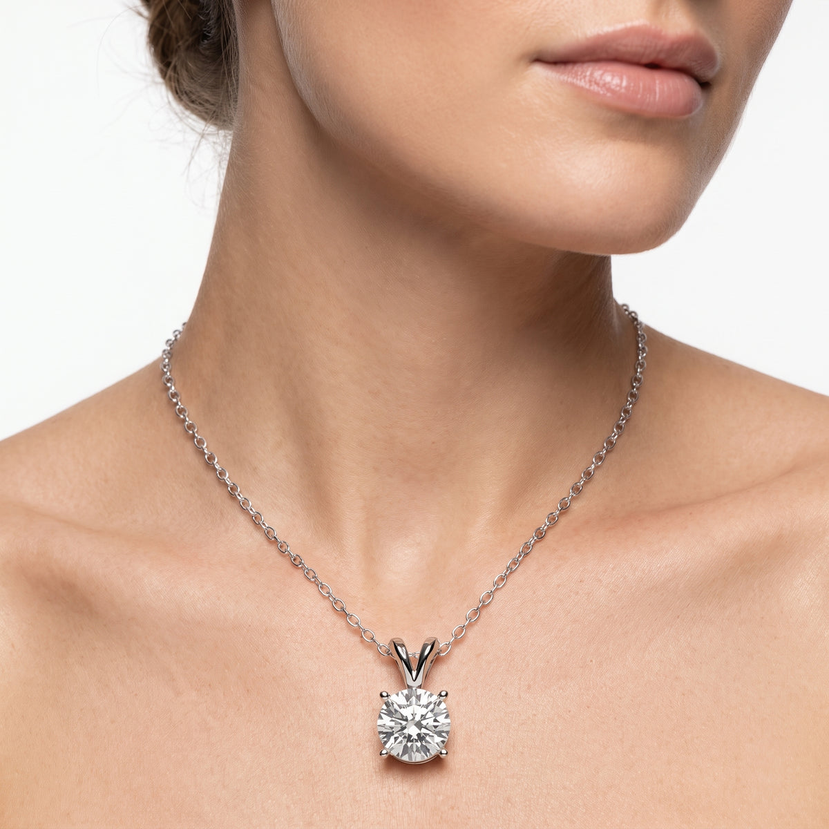 _lifestyle_image@SKU:P1152-LADR0100000DW #metal_silver+origin_lab-grown+quality_g-si