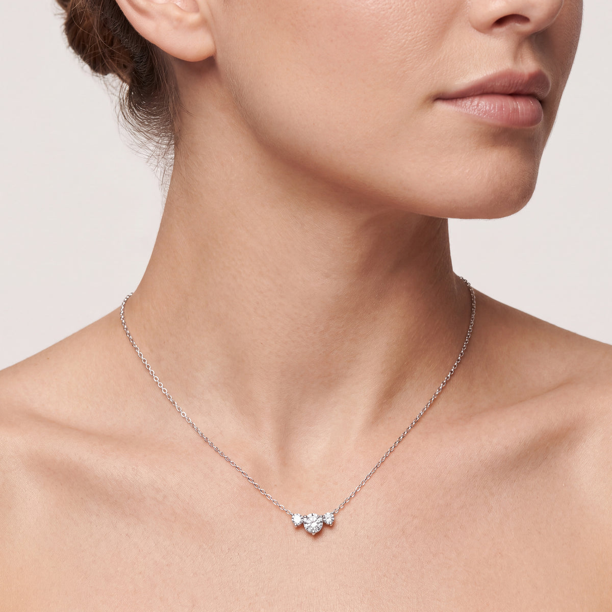 _lifestyle_image@SKU:P1229-LADR00500004W #metal_10k-white-gold+origin_lab-grown+quality_g-si