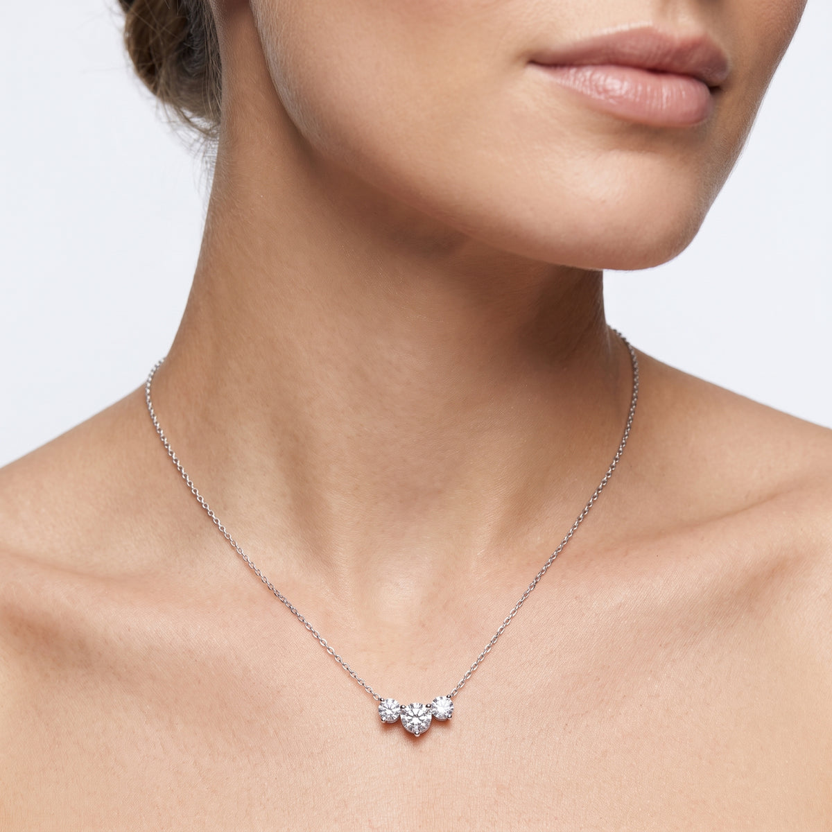 _lifestyle_image@SKU:P1229-LADR0200000PL #metal_silver+origin_lab-grown+quality_g-si