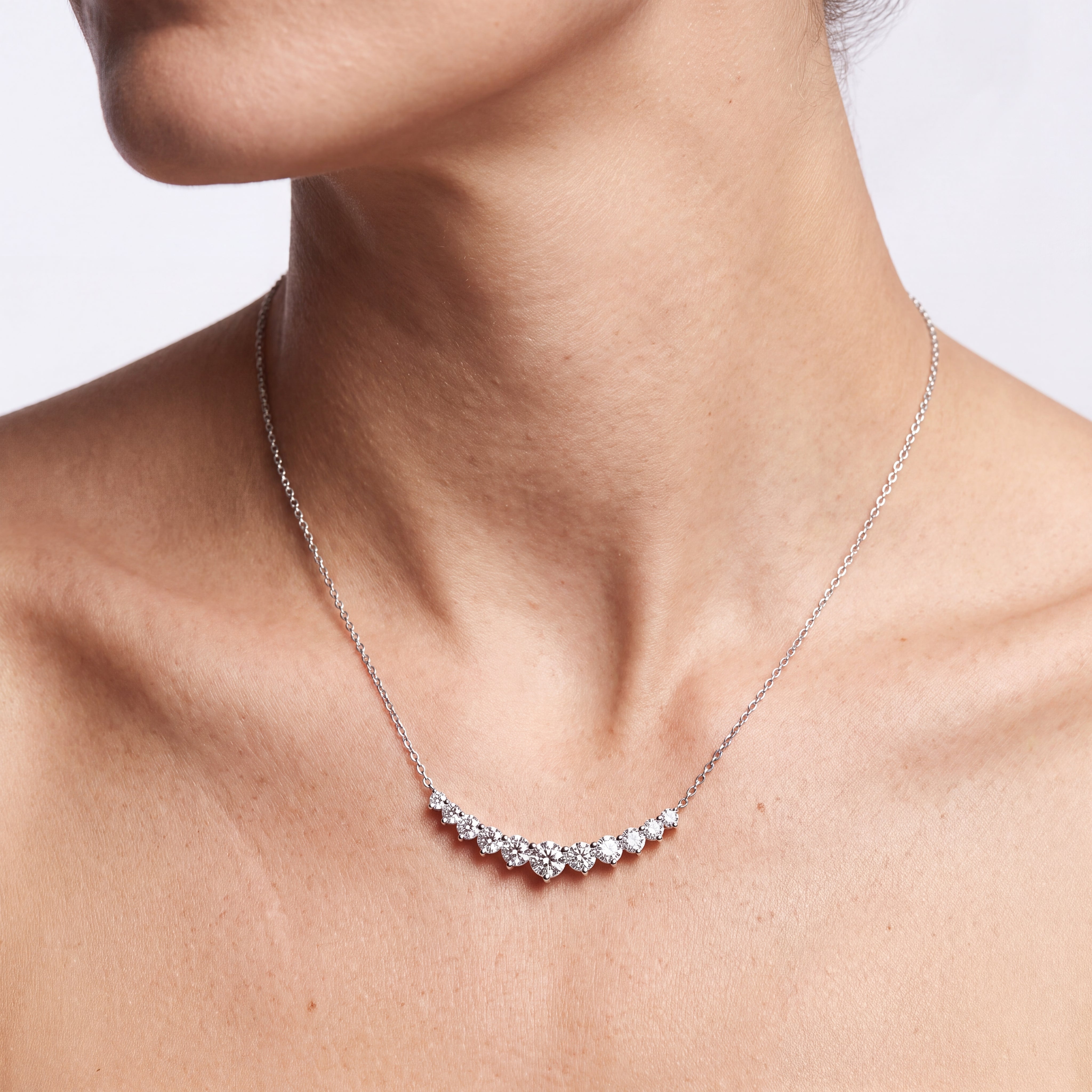 _lifestyle_image@SKU:P1232-LADR0101000PL #metal_silver+origin_lab-grown+quality_g-si
