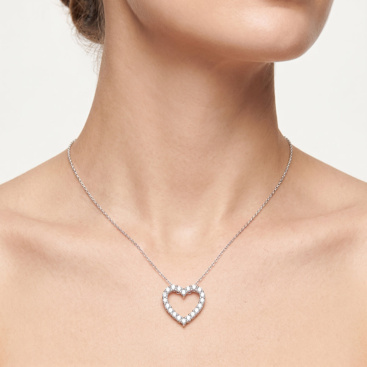 _lifestyle_image@SKU:P1395-LADR02000004W #metal_10k-white-gold+origin_lab-grown+quality_g-si