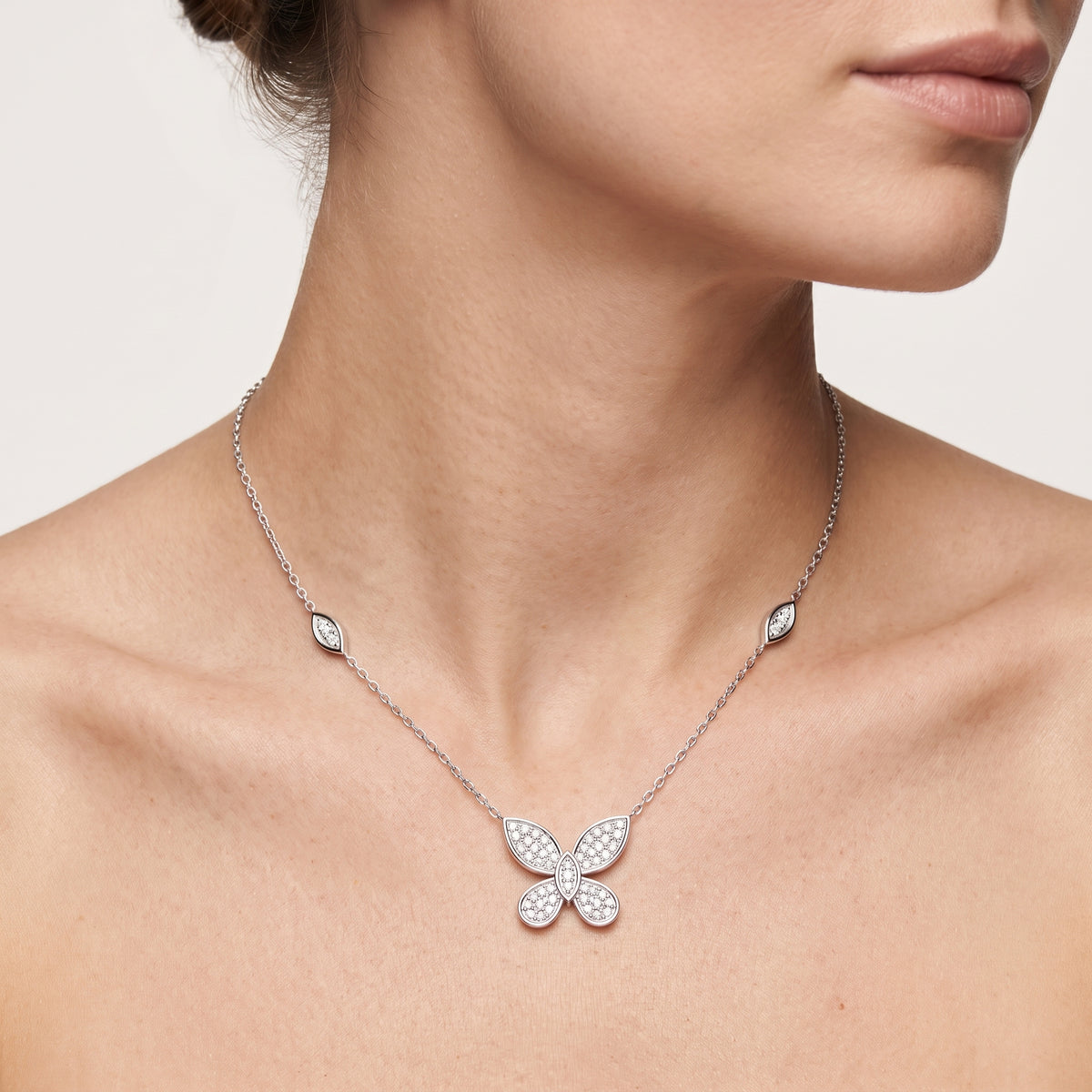 _lifestyle_image@SKU:P1699-LADR00360004W #metal_10k-white-gold+origin_lab-grown+quality_g-si