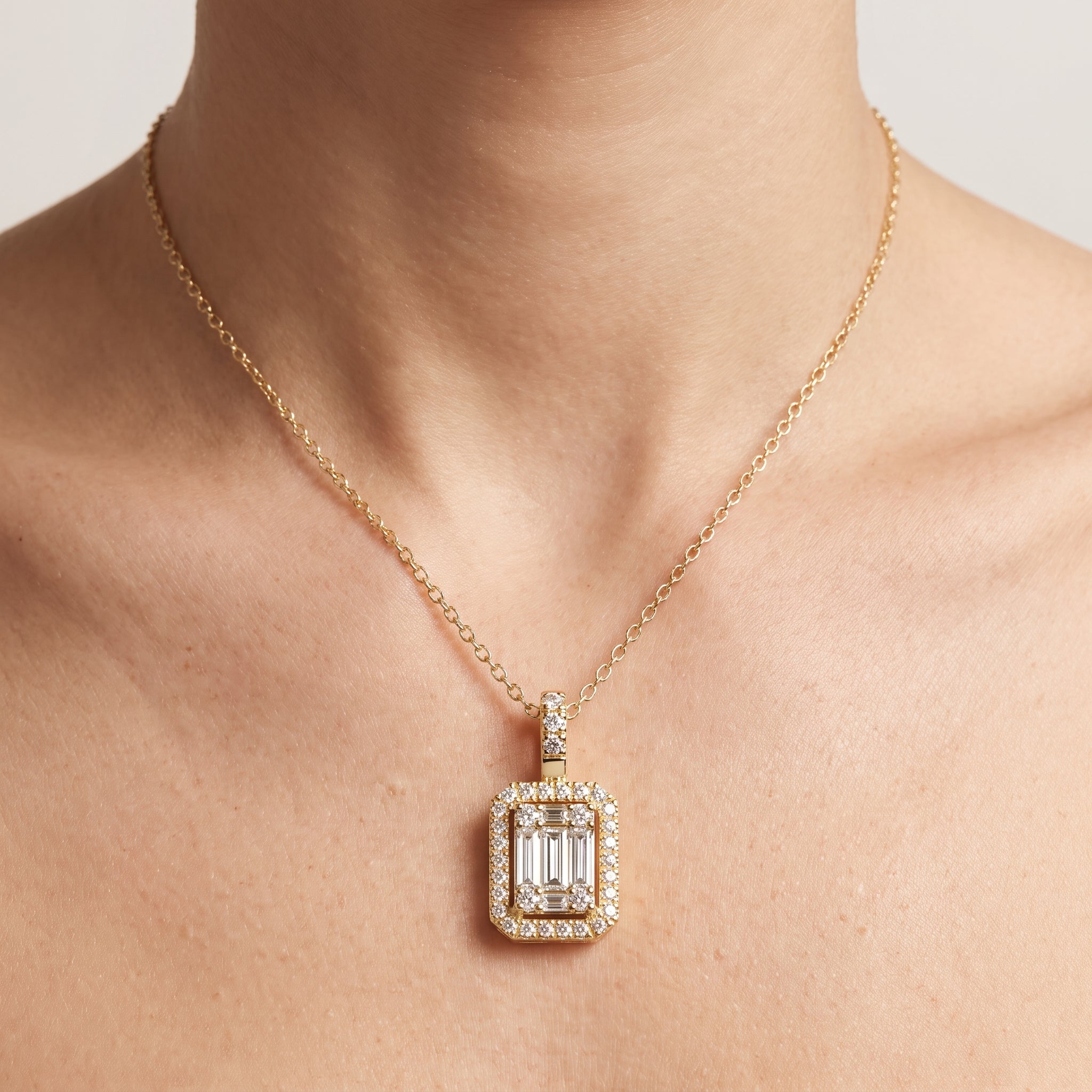_lifestyle_image@SKU:P1943-LADB00440004Y #metal_10k-yellow-gold+origin_lab-grown+quality_g-si