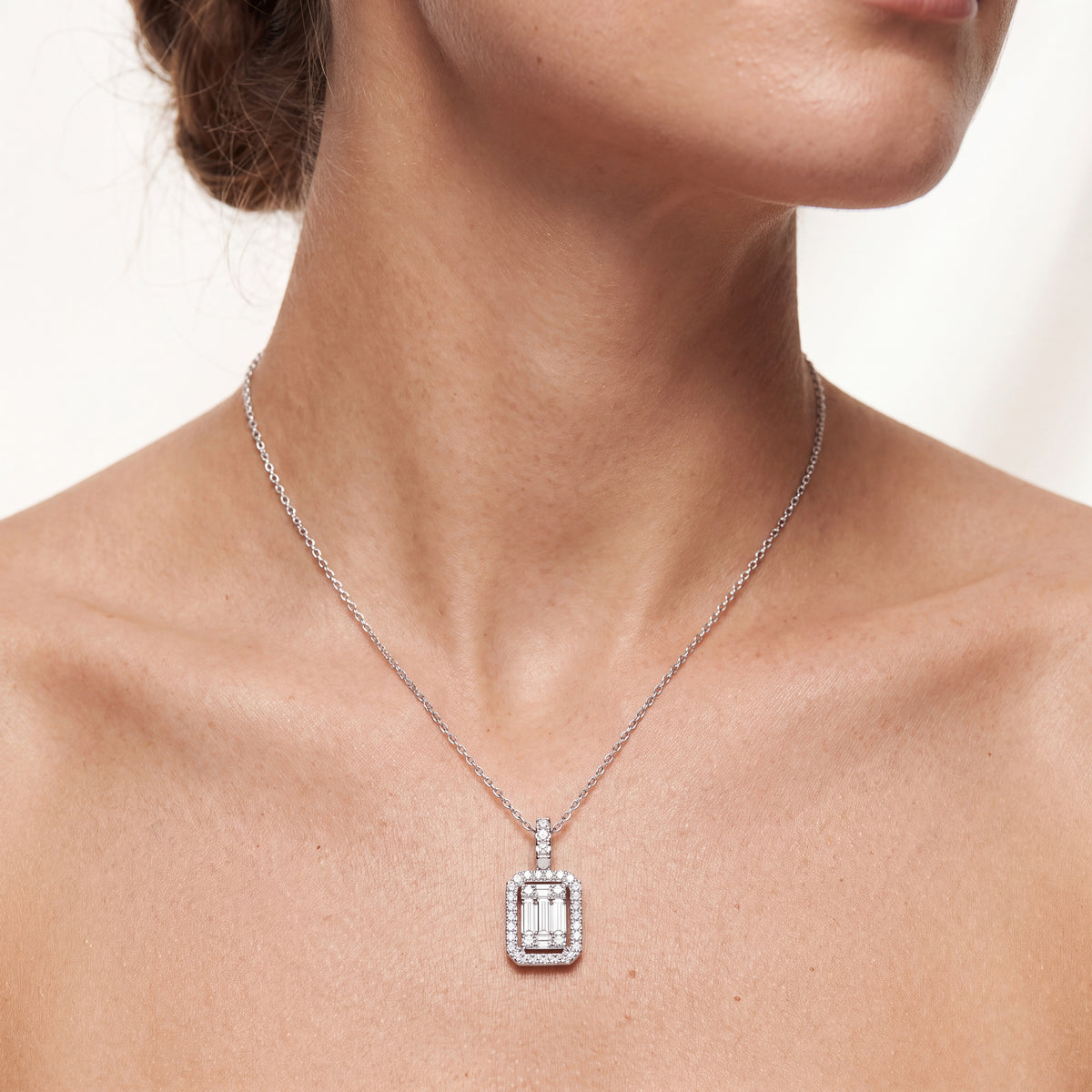 _lifestyle_image@SKU:P1943-LADB0044000DW #metal_silver+origin_lab-grown+quality_g-si