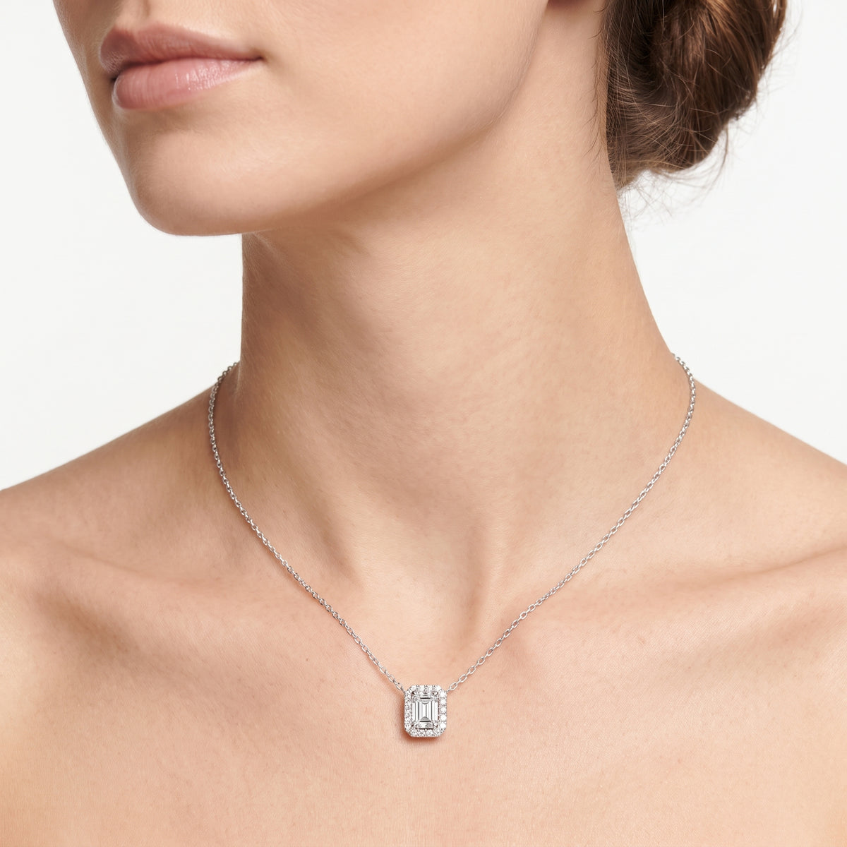 _lifestyle_image@SKU:P1975-LADE0050000PL #metal_silver+origin_lab-grown+quality_g-si