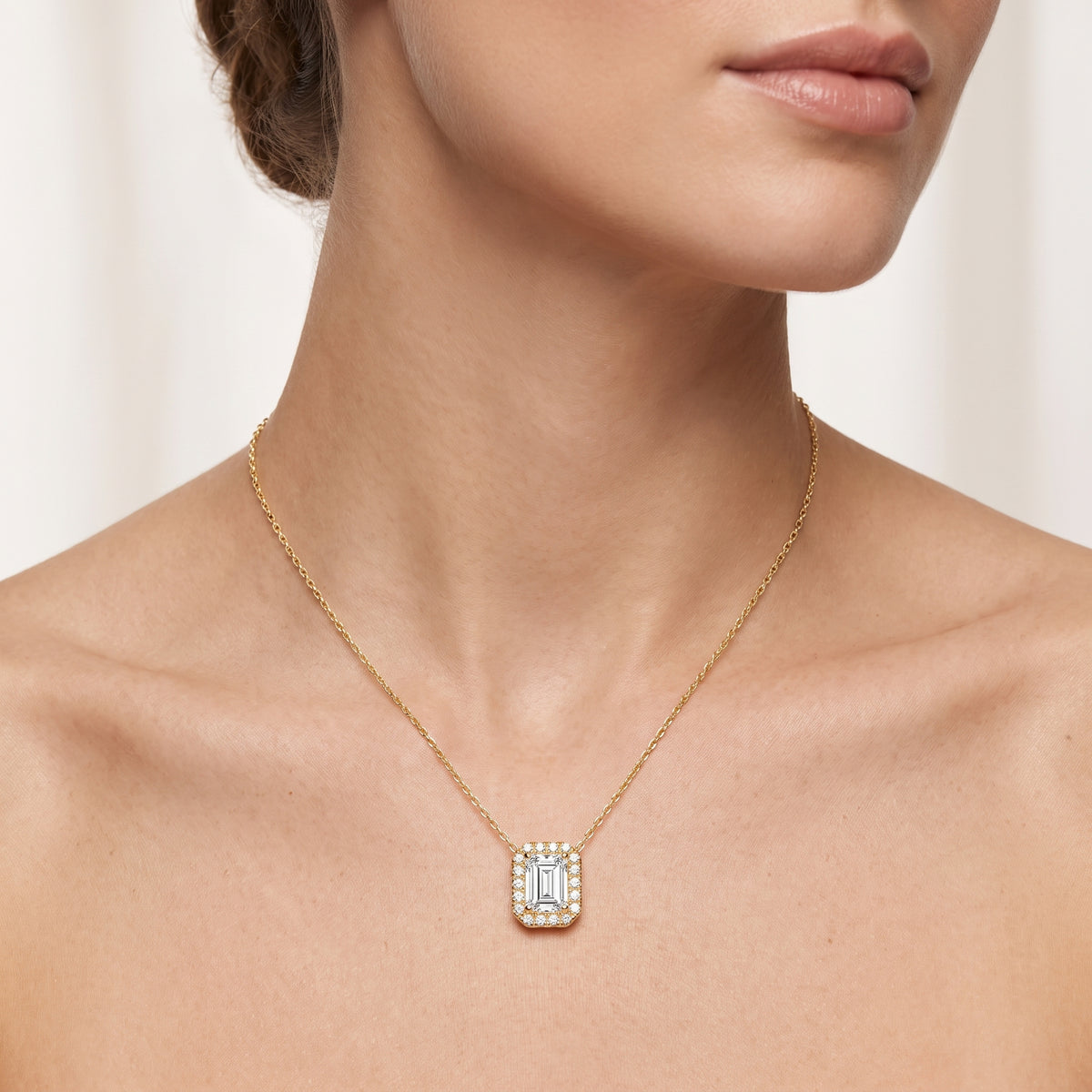 _lifestyle_image@SKU:P1975-LADE01000004Y #metal_10k-yellow-gold+origin_lab-grown+quality_g-si