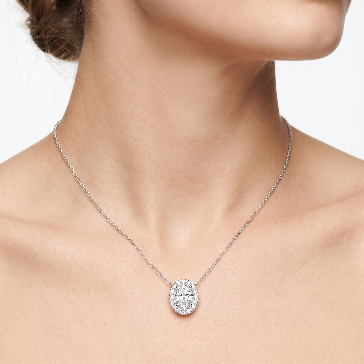 _lifestyle_image@SKU:P1975-LADO01000004W #metal_10k-white-gold+origin_lab-grown+quality_g-si