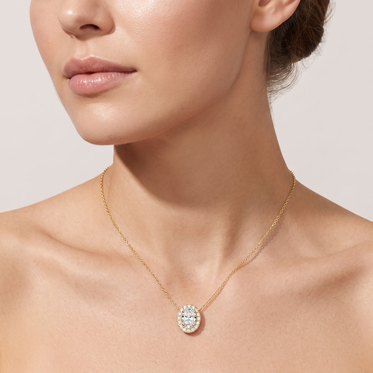_lifestyle_image@SKU:P1975-LADO01000004Y #metal_10k-yellow-gold+origin_lab-grown+quality_g-si