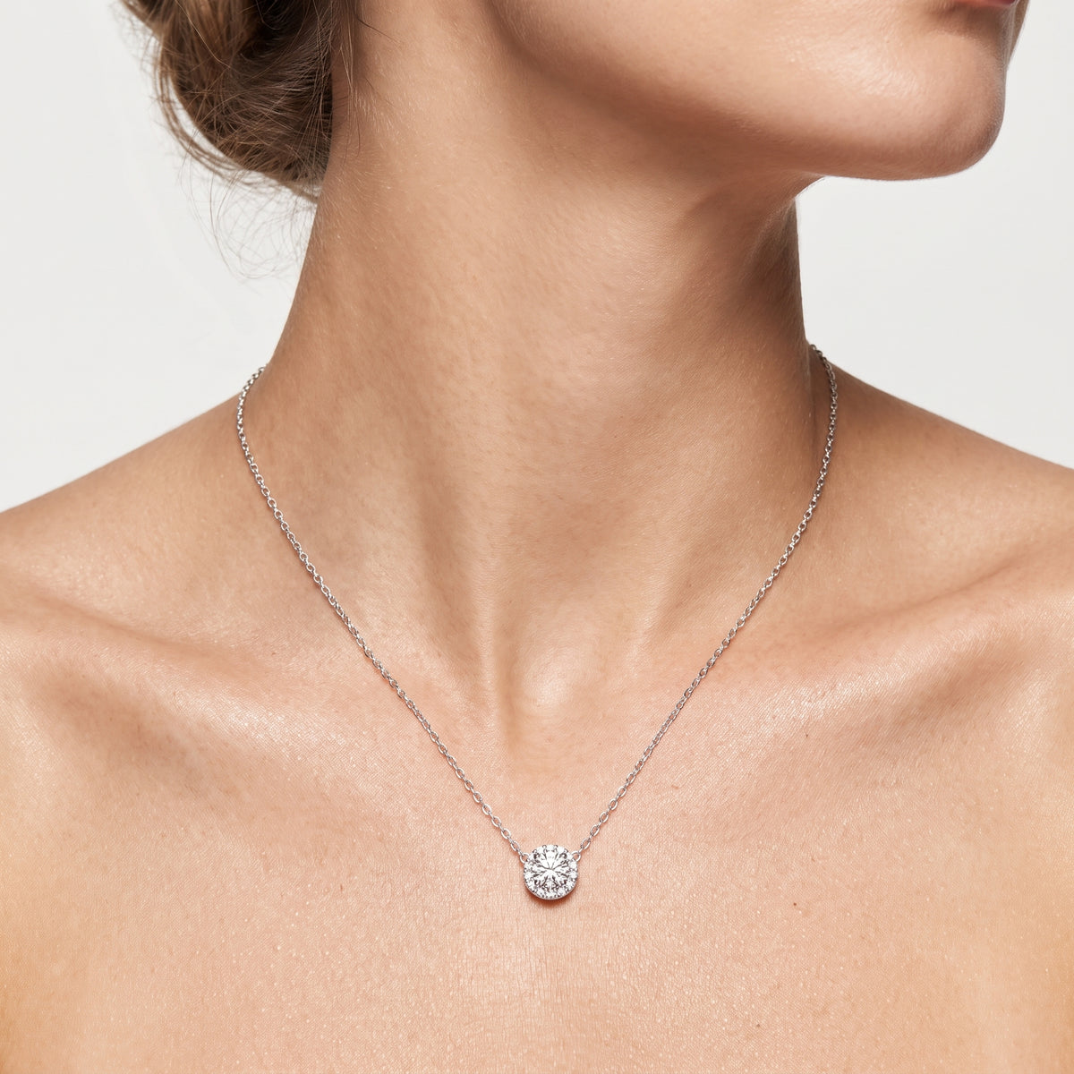 _lifestyle_image@SKU:P1975-LADR00250004W #metal_10k-white-gold+origin_lab-grown+quality_g-si