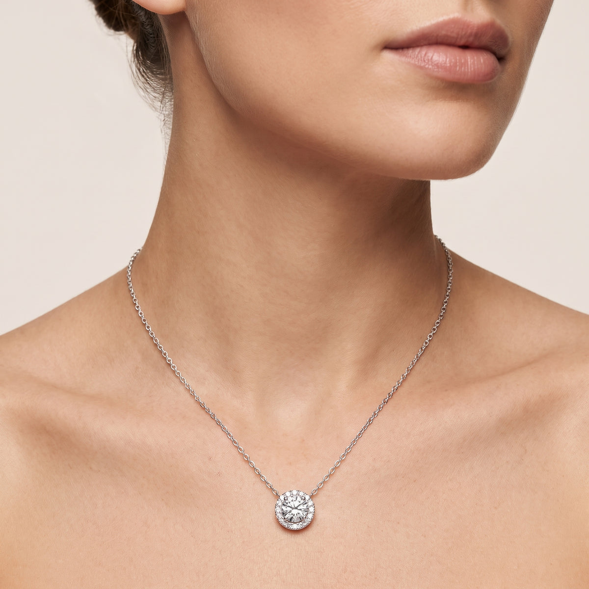 _lifestyle_image@SKU:P1975-LADR0050000PL #metal_silver+origin_lab-grown+quality_g-si