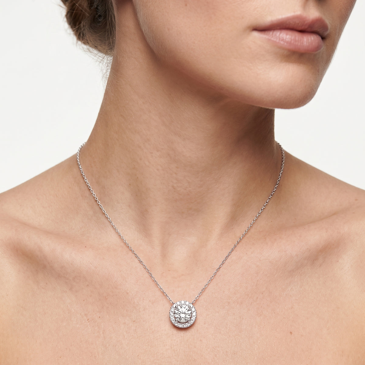 _lifestyle_image@SKU:P1975-LADR01000004W #metal_10k-white-gold+origin_lab-grown+quality_g-si