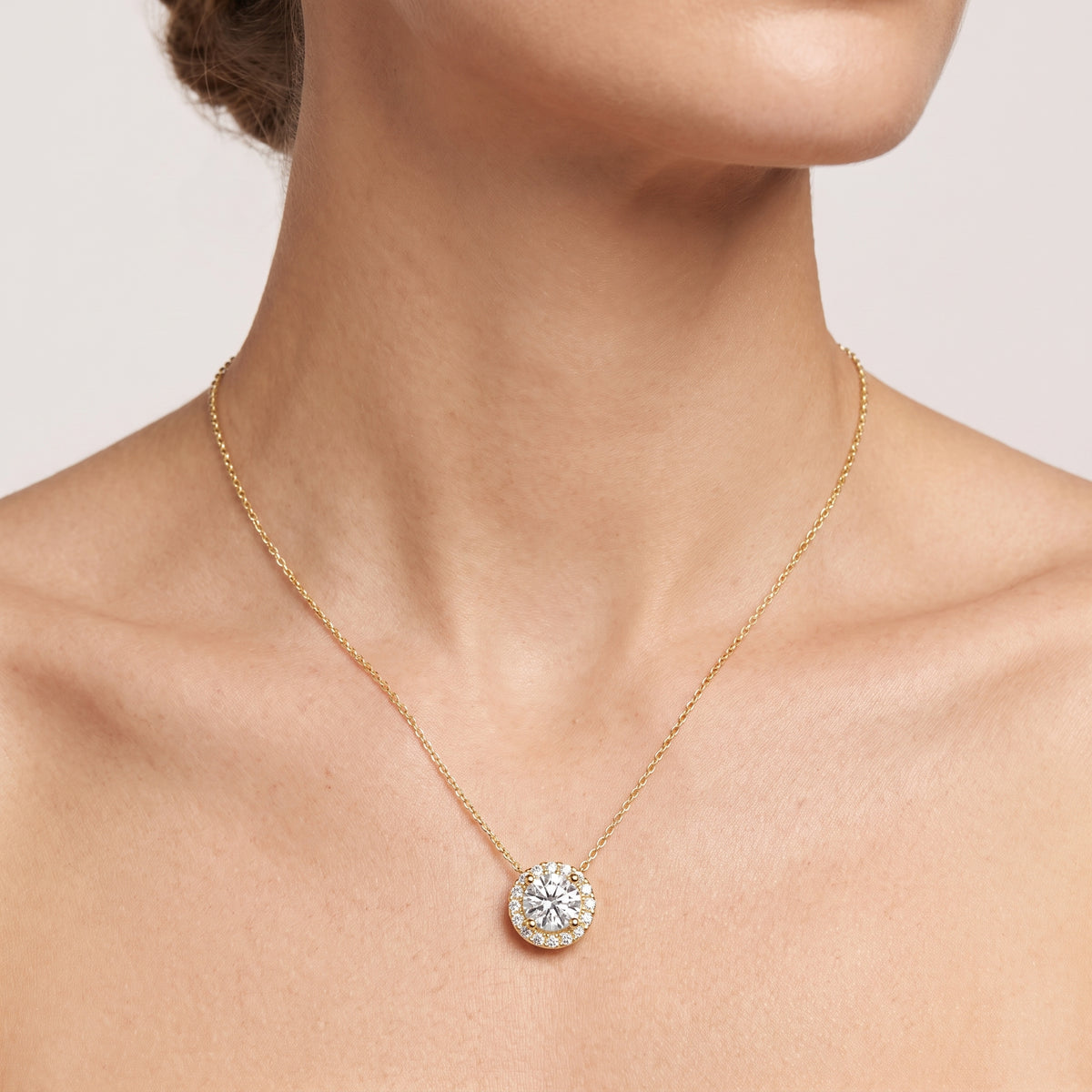 _lifestyle_image@SKU:P1975-LADR01000004Y #metal_10k-yellow-gold+origin_lab-grown+quality_g-si