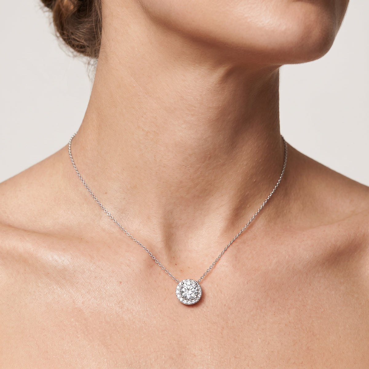_lifestyle_image@SKU:P1975-LADR0100000PL #metal_silver+origin_lab-grown+quality_g-si