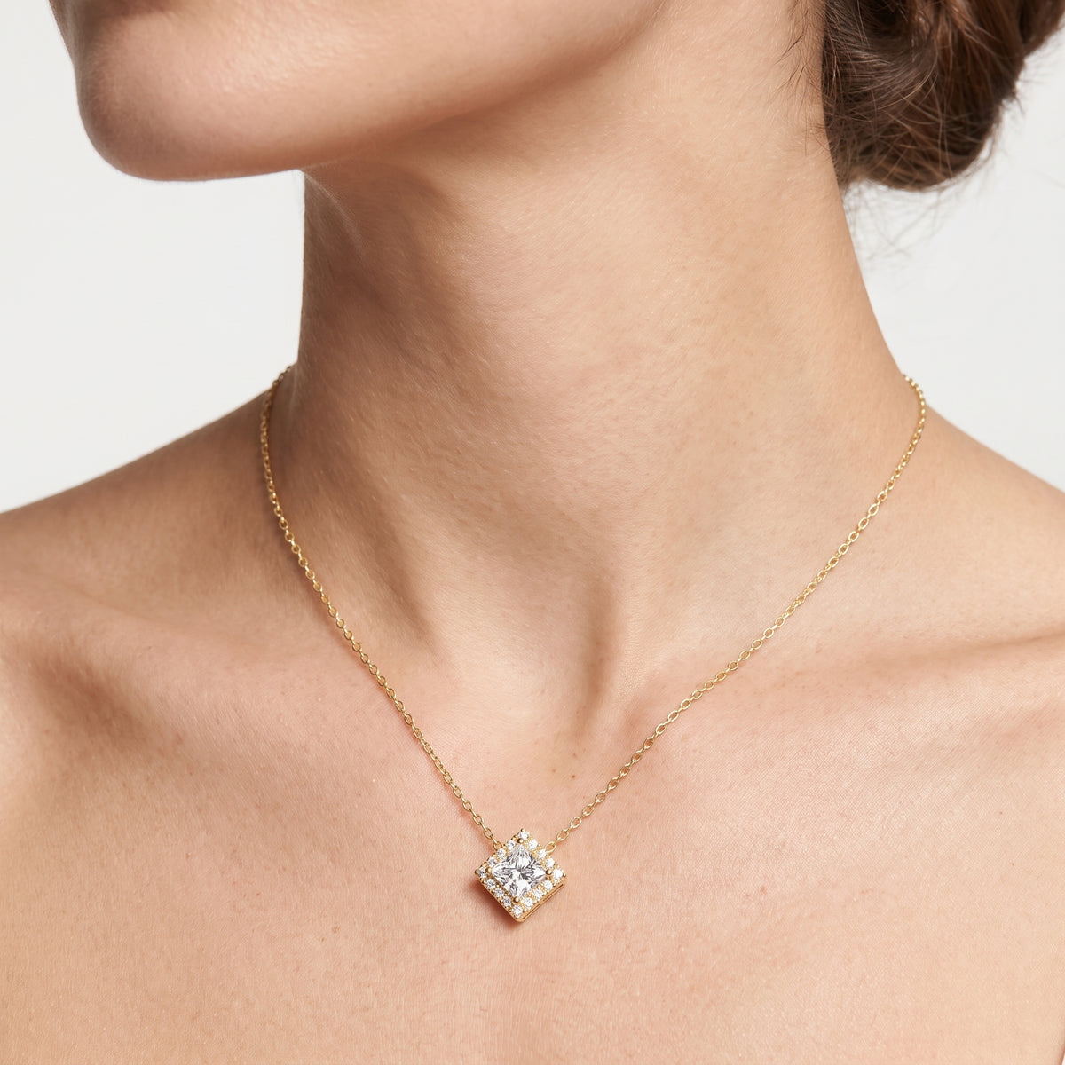 _lifestyle_image@SKU:P2397-LADP00500004Y #metal_10k-yellow-gold+origin_lab-grown+quality_g-si