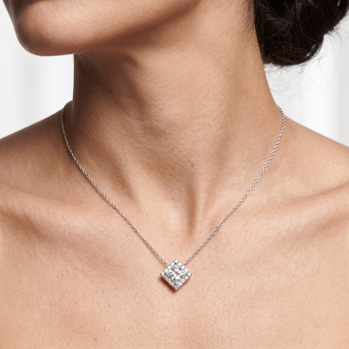 _lifestyle_image@SKU:P2397-LADP0050000PL #metal_silver+origin_lab-grown+quality_g-si