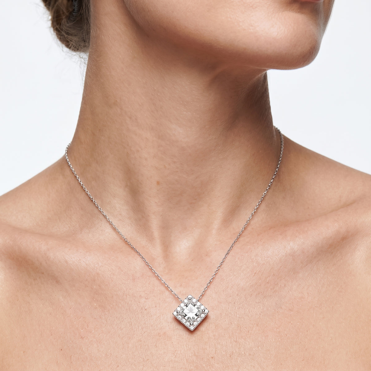 _lifestyle_image@SKU:P2397-LADP01000004W #metal_10k-white-gold+origin_lab-grown+quality_g-si