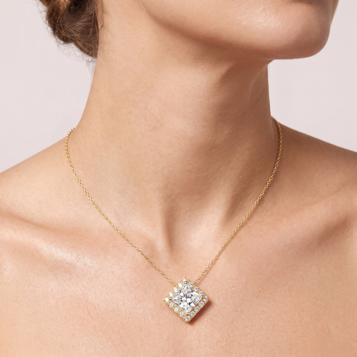 _lifestyle_image@SKU:P2397-LADP01000004Y #metal_10k-yellow-gold+origin_lab-grown+quality_g-si