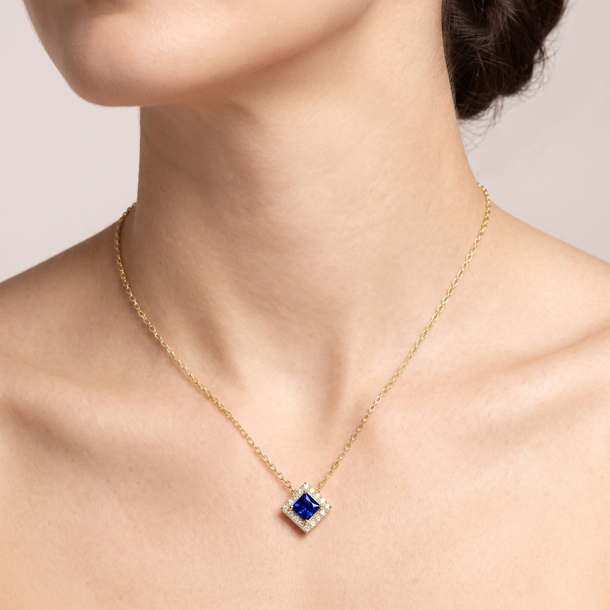 _lifestyle_image@SKU:P239G-BSGP00250004Y #metal_10k-yellow-gold+origin_lab-created