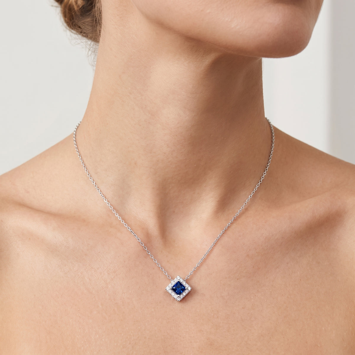 _lifestyle_image@SKU:P239G-BSGP0025000PL #metal_silver+origin_lab-created