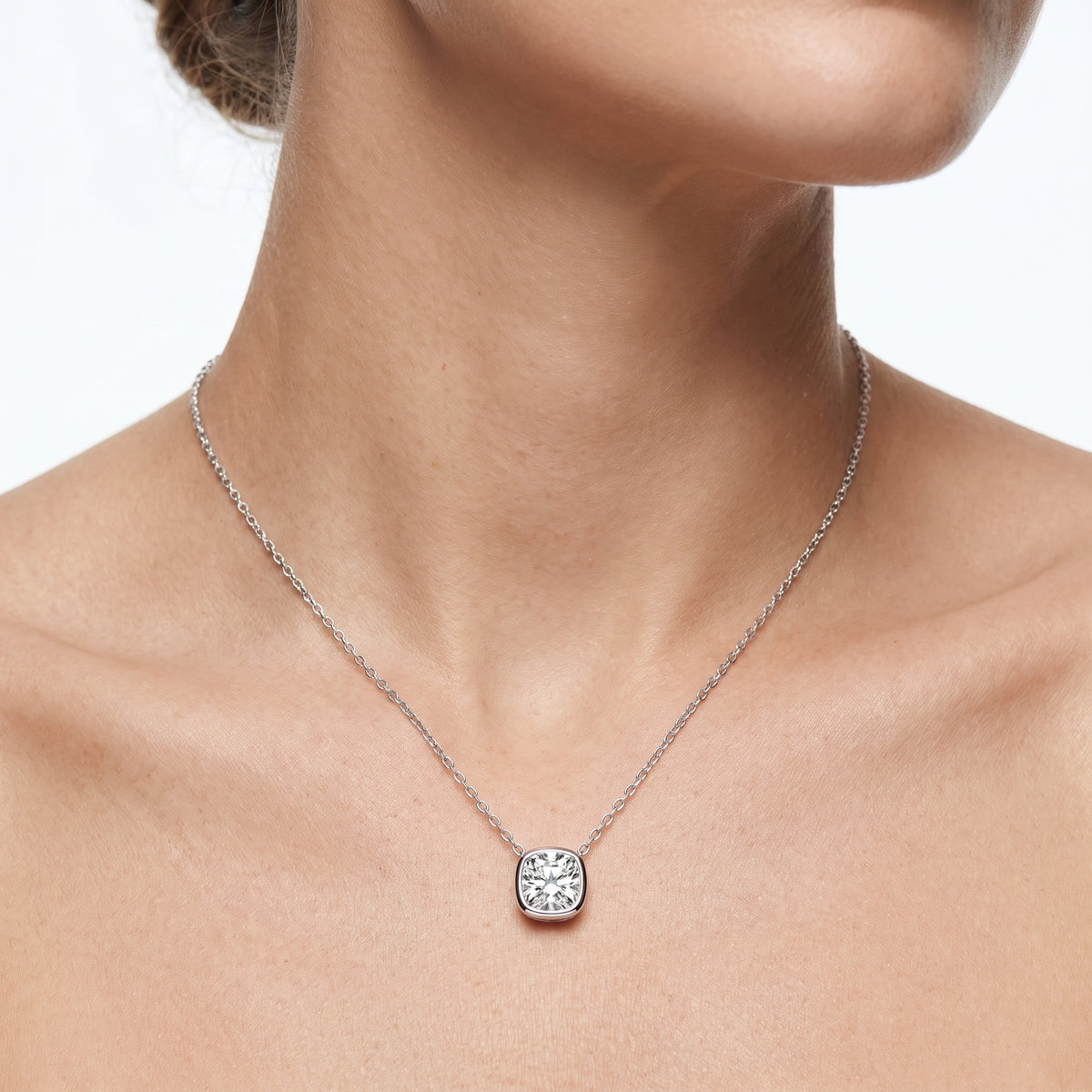 _lifestyle_image@SKU:P2459-LADC01000004W #metal_10k-white-gold+origin_lab-grown+quality_g-si