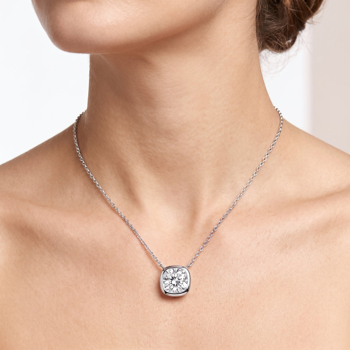 _lifestyle_image@SKU:P2459-LADC0200000PL #metal_silver+origin_lab-grown+quality_g-si