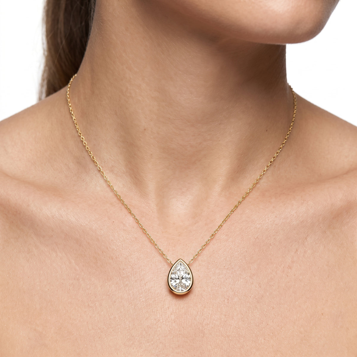 _lifestyle_image@SKU:P2476-LADD01000004Y #metal_10k-yellow-gold+origin_lab-grown+quality_g-si