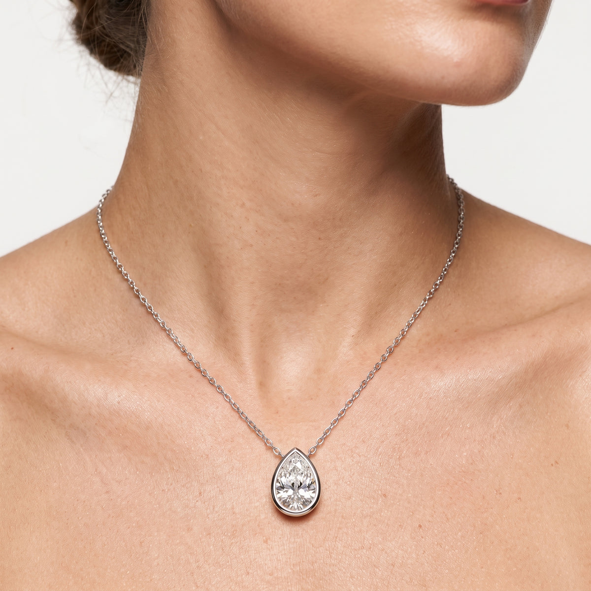 _lifestyle_image@SKU:P2476-LADD0100000DW #metal_silver+origin_lab-grown+quality_g-si