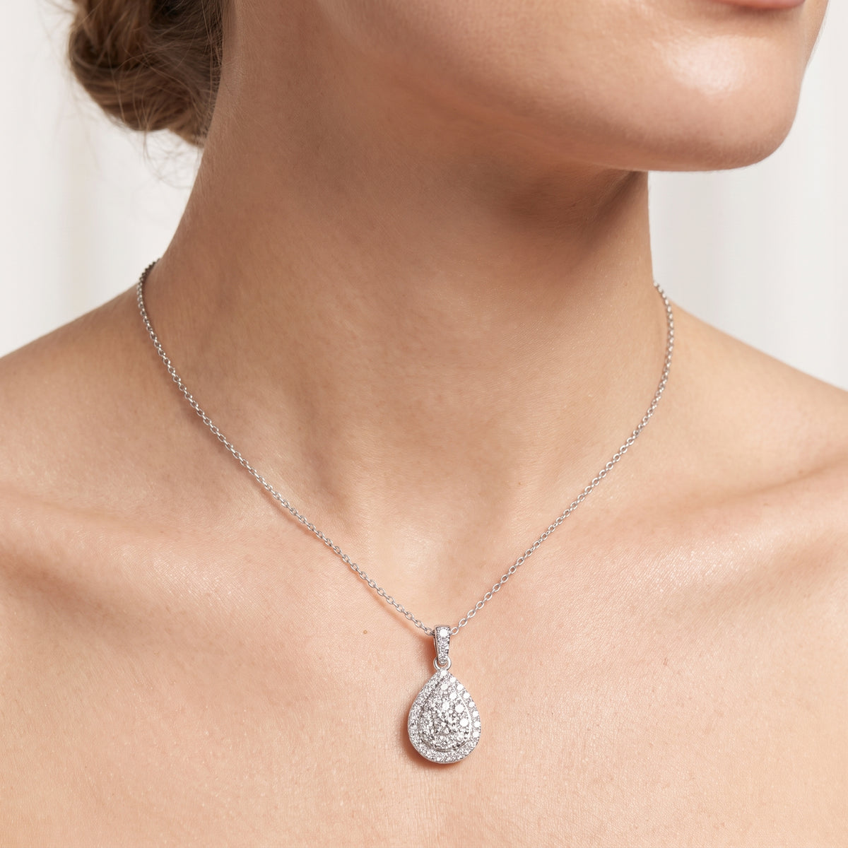 _lifestyle_image@SKU:P2723-LADR0101000PL #metal_silver+origin_lab-grown+quality_g-si