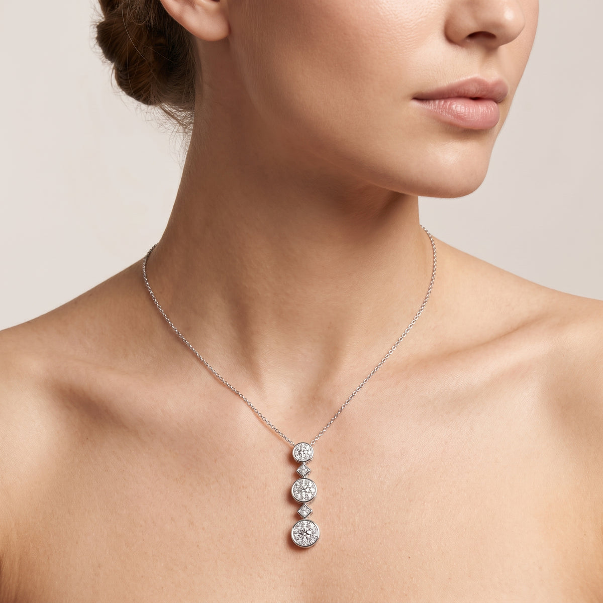 _lifestyle_image@SKU:P2939-LADR00740004W #metal_10k-white-gold+origin_lab-grown+quality_g-si