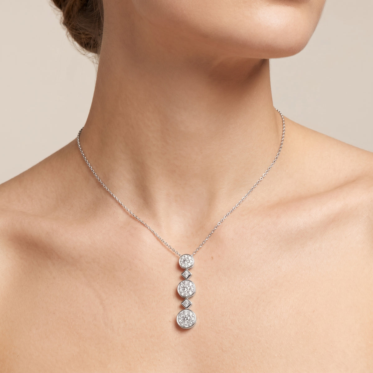 _lifestyle_image@SKU:P2939-LADR0074000DW #metal_silver+origin_lab-grown+quality_g-si