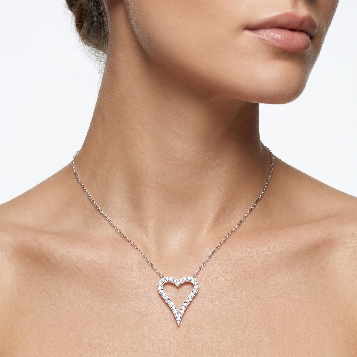 _lifestyle_image@SKU:P2959-LADR00250004W #metal_10k-white-gold+origin_lab-grown+quality_g-si