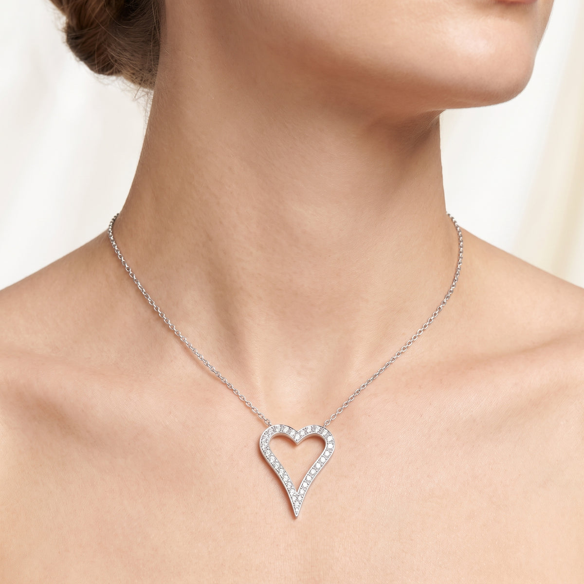 _lifestyle_image@SKU:P2959-LADR0025000DW #metal_silver+origin_lab-grown+quality_g-si