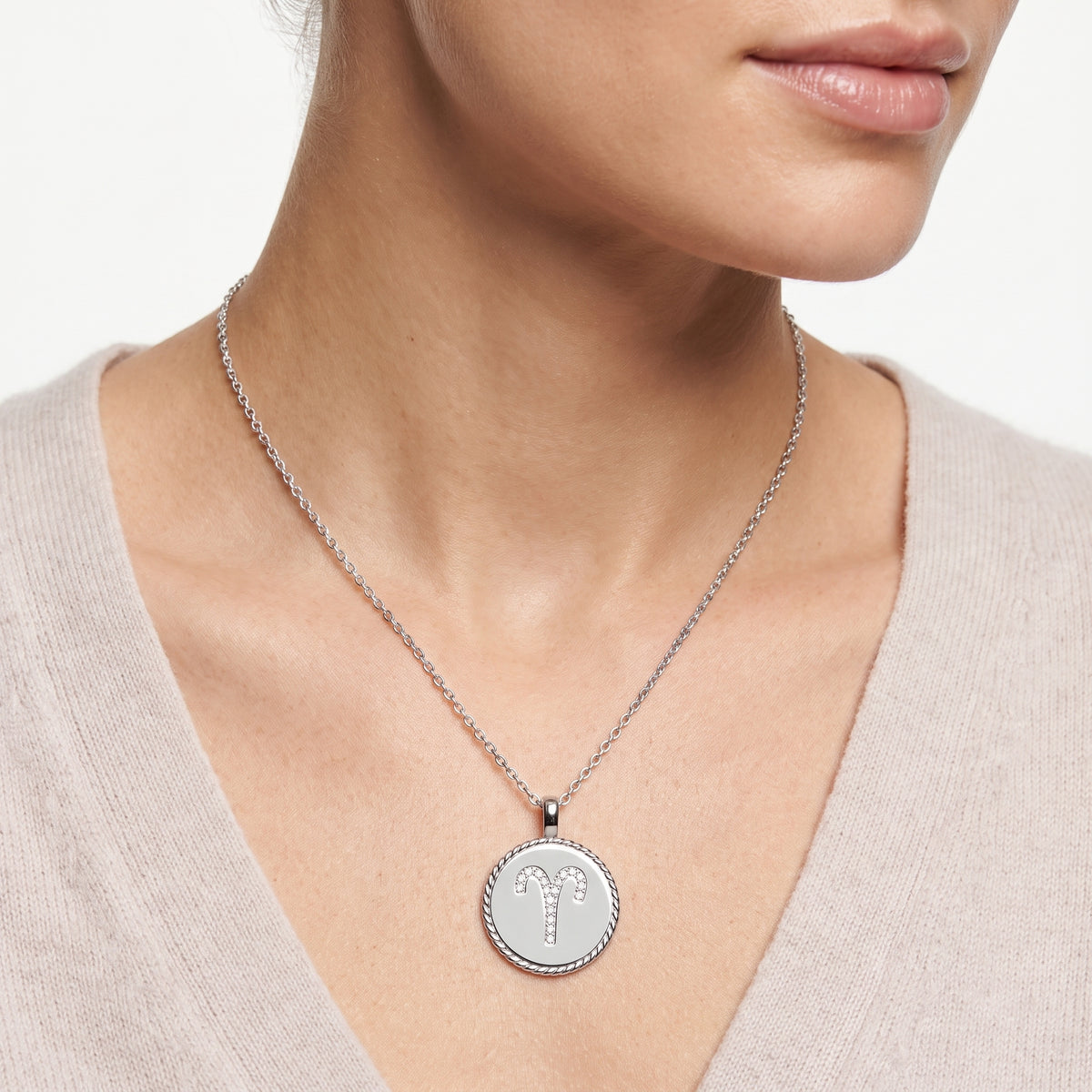 _lifestyle_image@SKU:P3772-LADR0009000DW #metal_silver+origin_lab-grown+quality_g-si