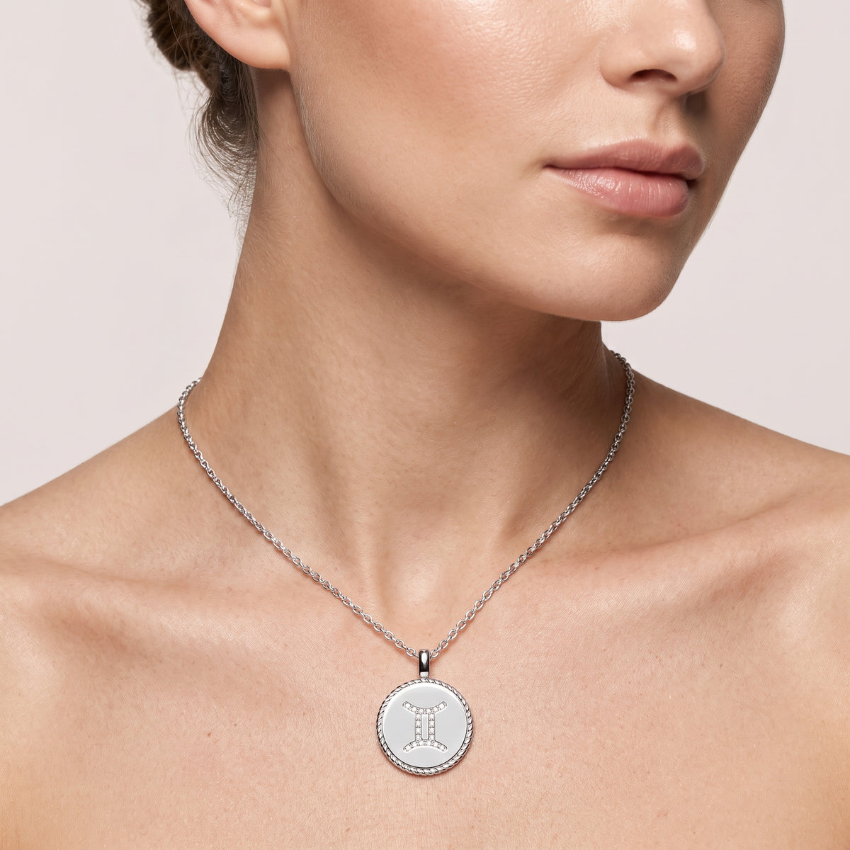 _lifestyle_image@SKU:P3774-LADR00100004W #metal_10k-white-gold+origin_lab-grown+quality_g-si