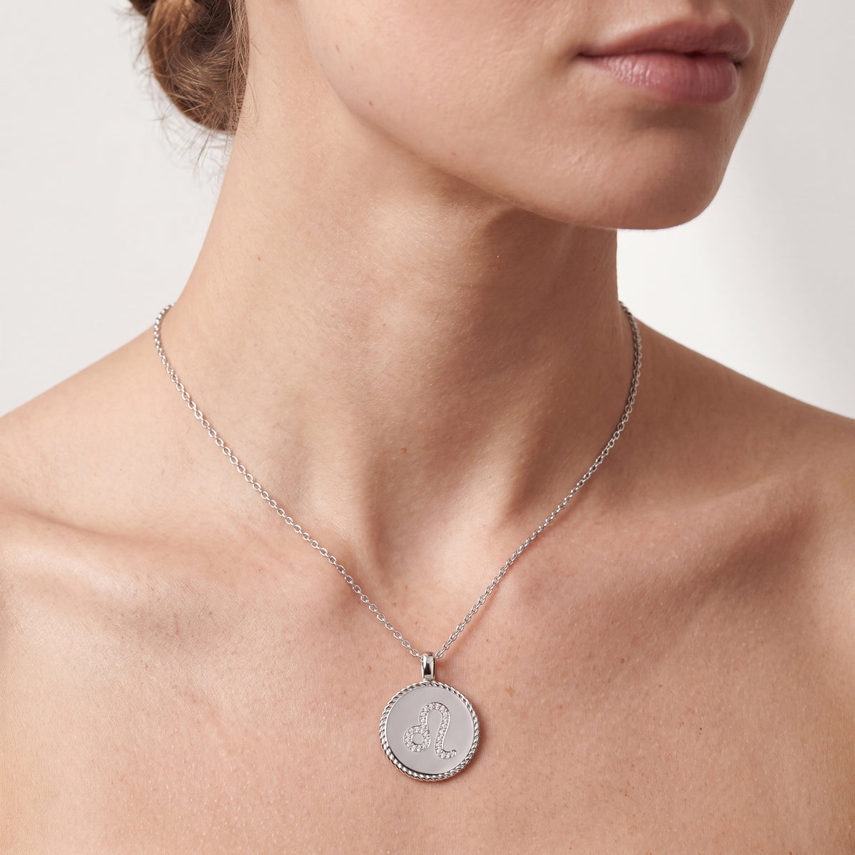 _lifestyle_image@SKU:P3775-LADR00110004W #metal_10k-white-gold+origin_lab-grown+quality_g-si