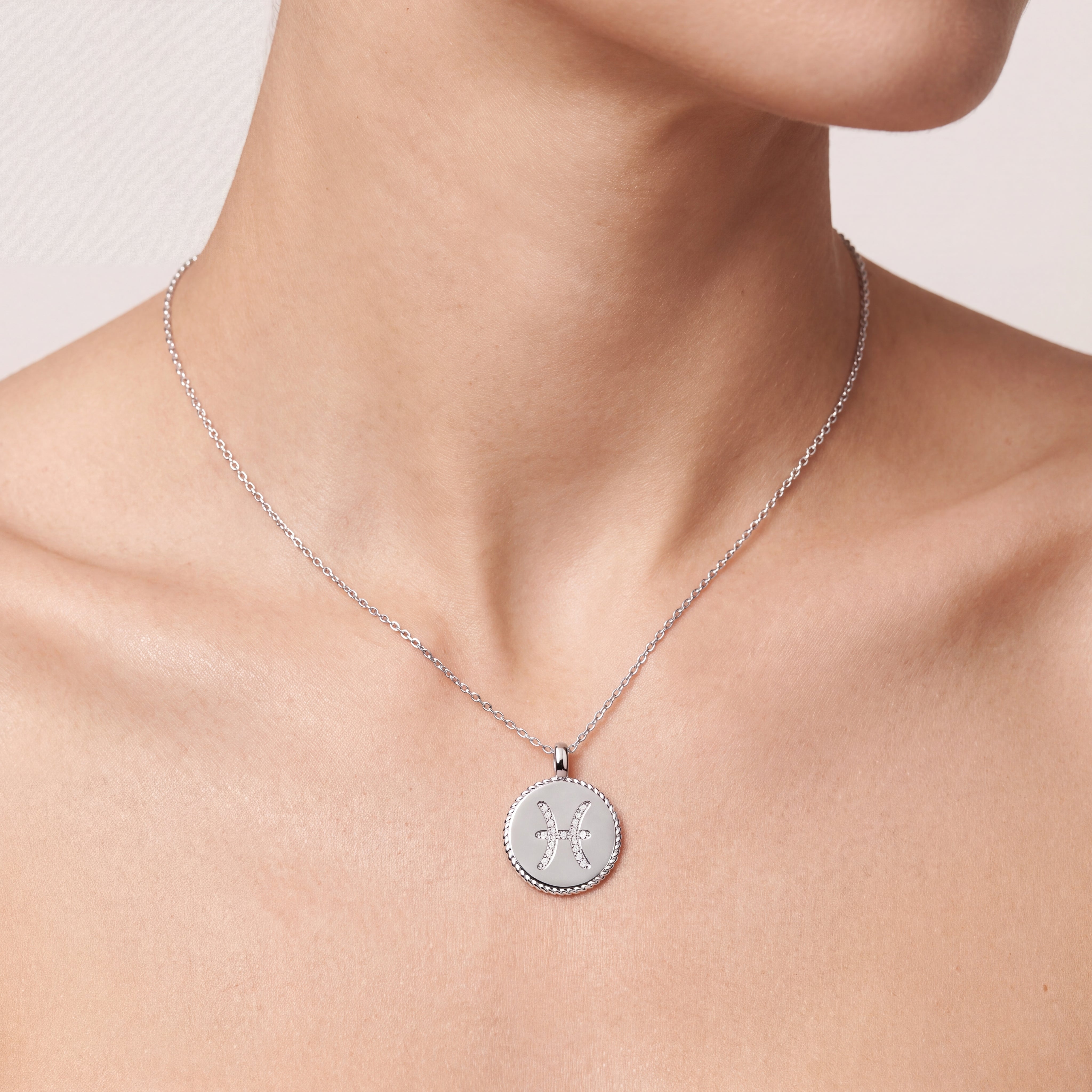 _lifestyle_image@SKU:P3780-LADR0009000DW #metal_silver+origin_lab-grown+quality_g-si