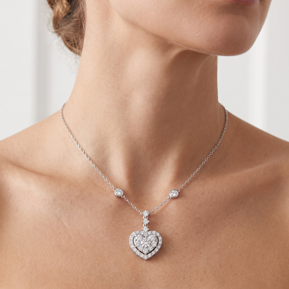 _lifestyle_image@SKU:P4119-LADR01230004W #metal_10k-white-gold+origin_lab-grown+quality_g-si