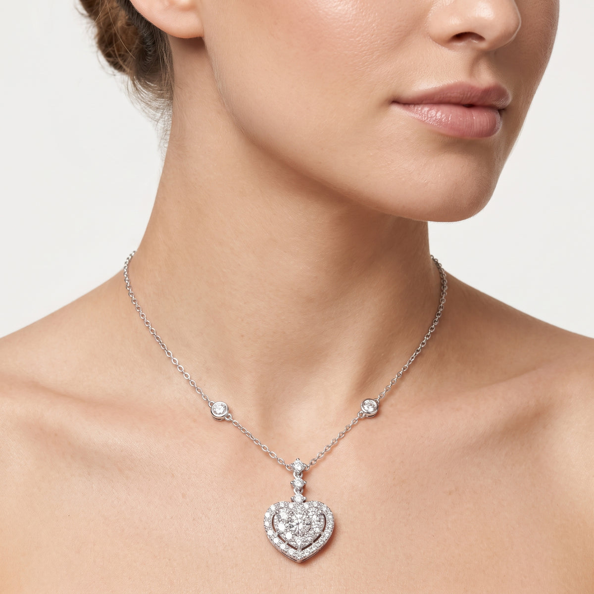 _lifestyle_image@SKU:P4119-LADR0123000DW #metal_silver+origin_lab-grown+quality_g-si