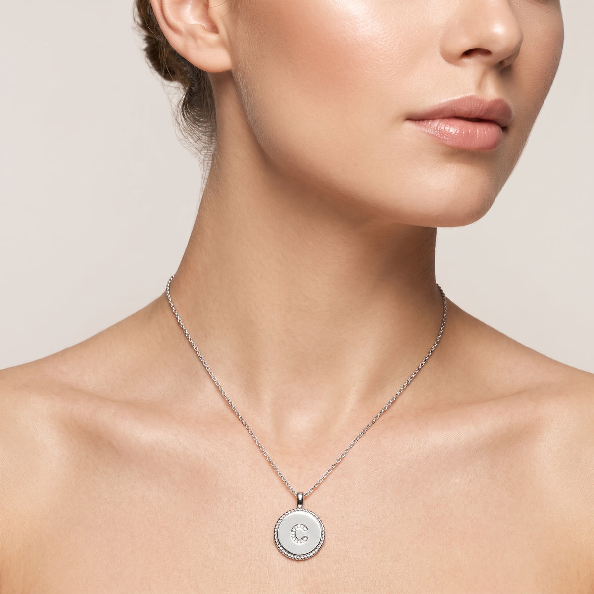 _lifestyle_image@SKU:P540C-LADR0004C004W #metal_10k-white-gold+origin_lab-grown+quality_g-si