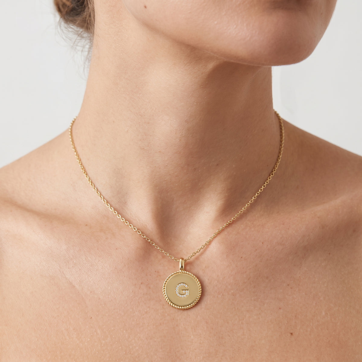 _lifestyle_image@SKU:P540G-LADR0005G004Y #metal_10k-yellow-gold+origin_lab-grown+quality_g-si