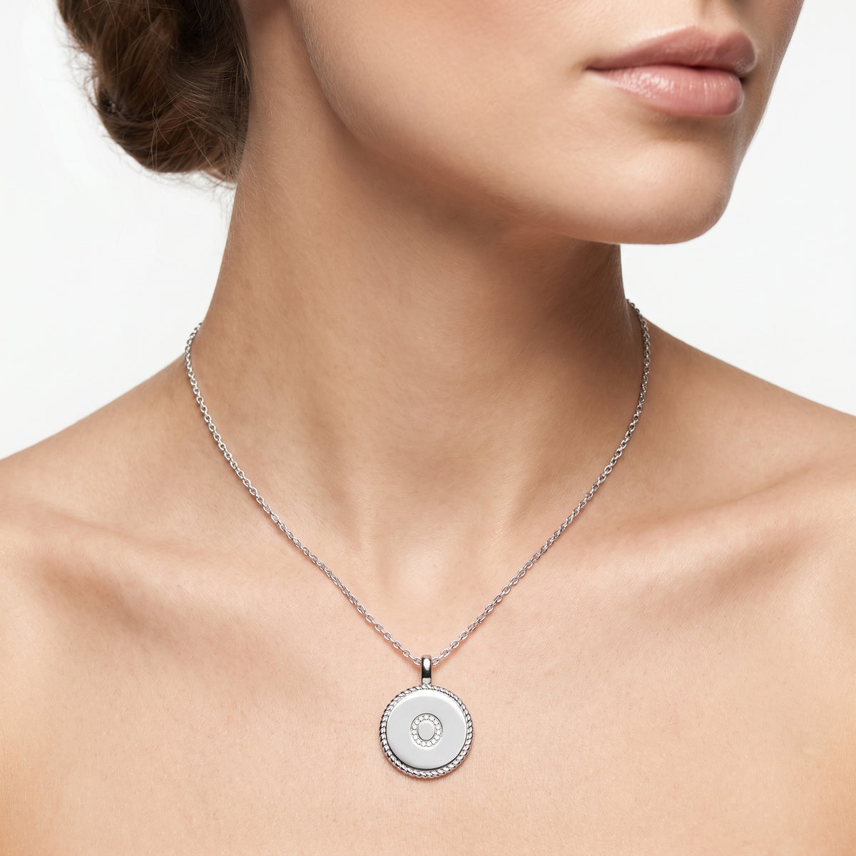 _lifestyle_image@SKU:P540O-LADR0005O004W #metal_10k-white-gold+origin_lab-grown+quality_g-si