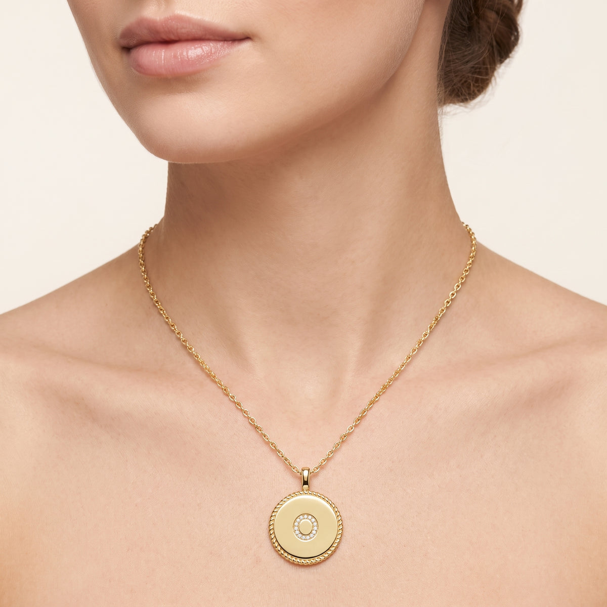 _lifestyle_image@SKU:P540O-LADR0005O004Y #metal_10k-yellow-gold+origin_lab-grown+quality_g-si