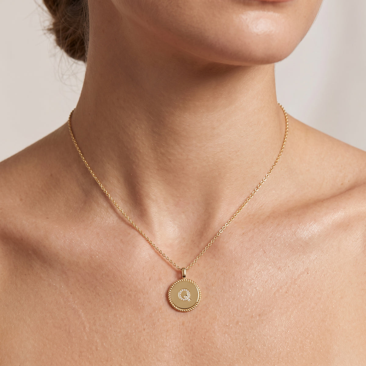 _lifestyle_image@SKU:P540Q-LADR0005Q004Y #metal_10k-yellow-gold+origin_lab-grown+quality_g-si